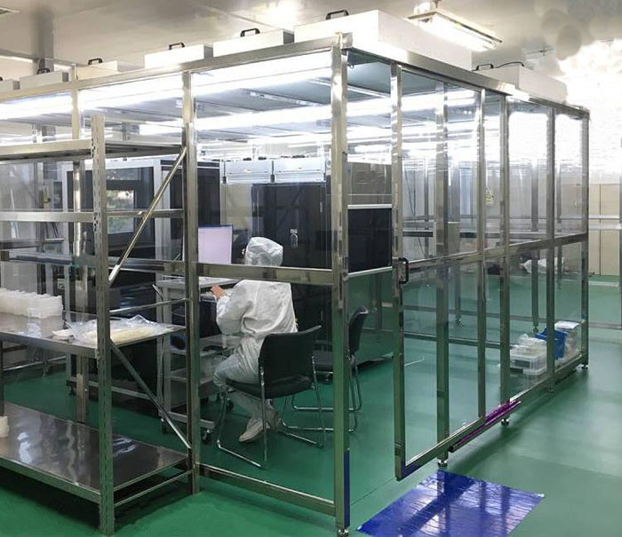 百級(jí)潔凈棚配置由FFU、初效過濾器、高效過濾器過濾，再加風(fēng)淋室、傳遞窗等凈化設(shè)備才能達(dá)到效果。