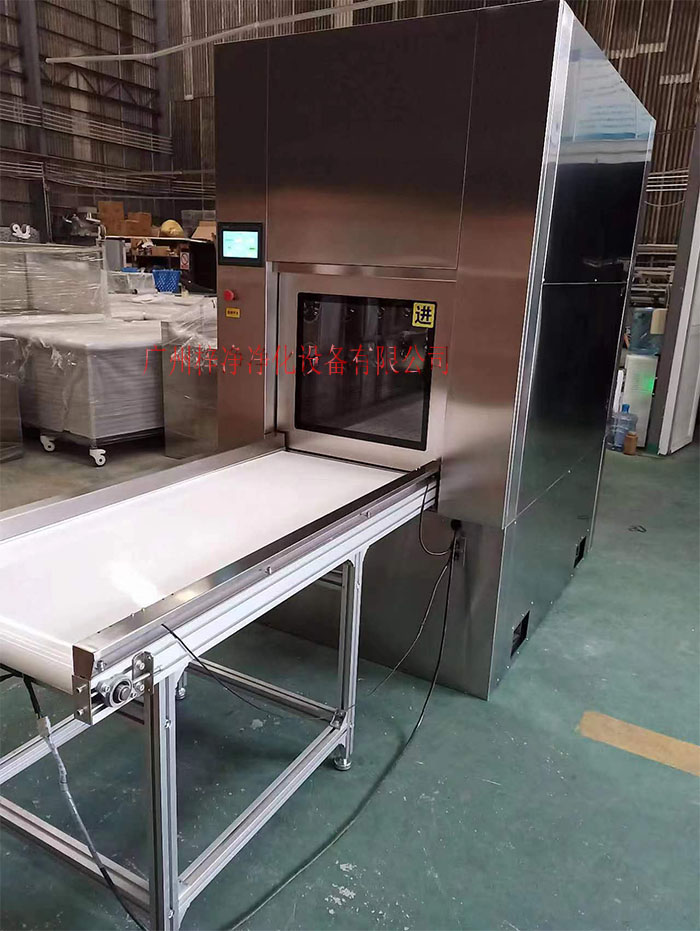 輸送帶傳遞窗還可吹淋被傳遞物品的表面，防止物品可能攜帶塵埃進(jìn)入潔凈室。