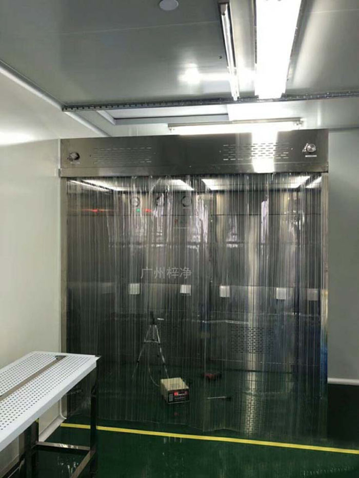 負壓稱量罩負壓稱量室內(nèi)空氣經(jīng)初效過濾器、中效過濾器，由離心風機壓入靜壓箱，在經(jīng)高效過濾器后從氣流擴散送風單元出風面吹出