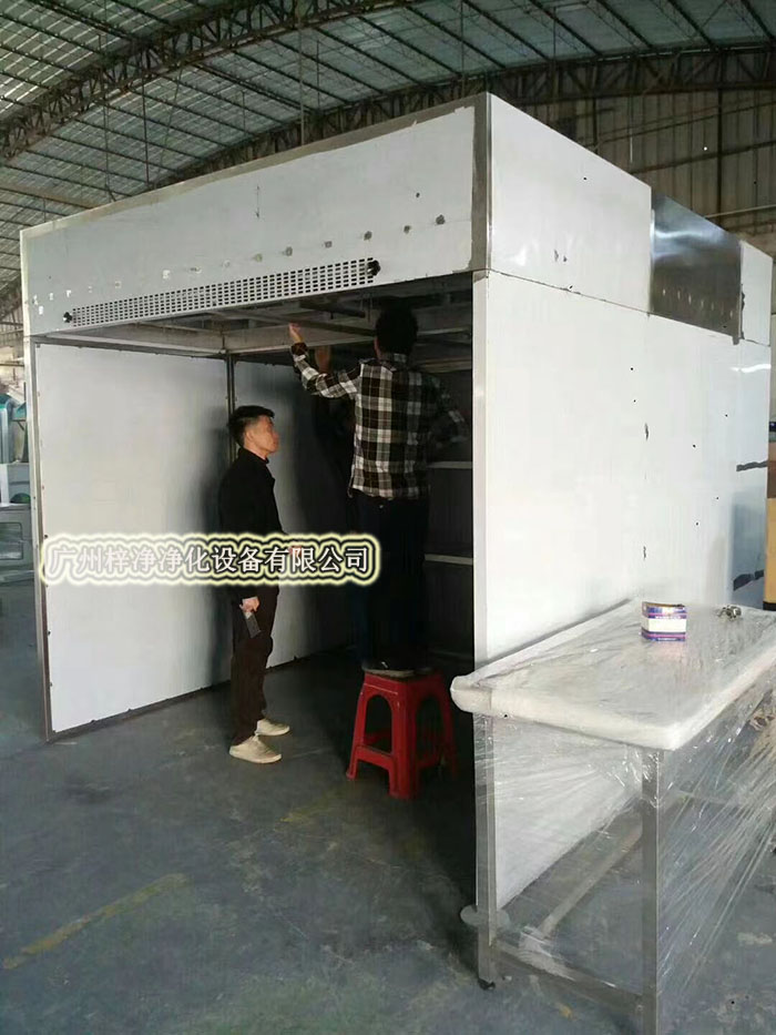 負(fù)壓稱量房又稱作負(fù)壓稱量間、負(fù)壓稱量室、負(fù)壓稱量罩或負(fù)壓稱量單元
