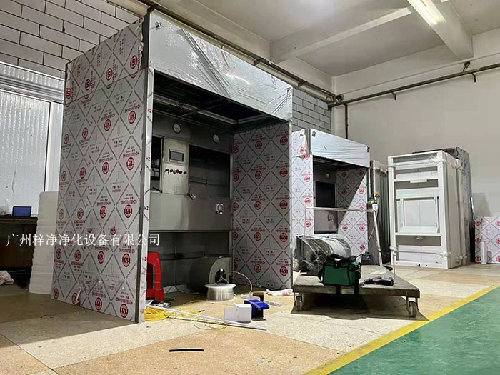 負壓稱量室在制藥行業(yè)中，潔凈室是確保藥品生產(chǎn)過程符合衛(wèi)生標(biāo)準(zhǔn)的重要設(shè)施。